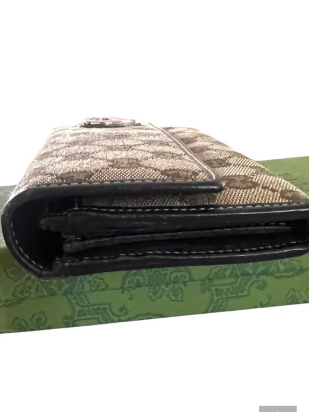 Gucci GG Heart Logo Wallet - Picture 6 of 11